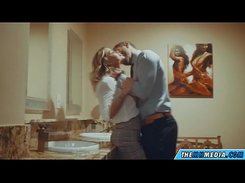 ❤️ Вақте ки як малламуй busty шумо дар як ҳоҷатхона ҷамъиятӣ seduces Порнои мақъад дар мо tg.pornochaturbate.ru ❌️